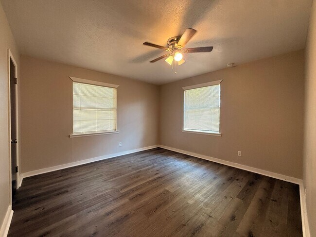 Building Photo - 810 Glencrest Ln