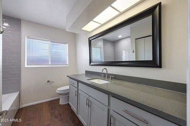 Building Photo - 601 W Coral Gables Dr