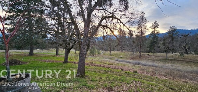 Building Photo - Spectacular Views in the Heart of Applegate Wine Country