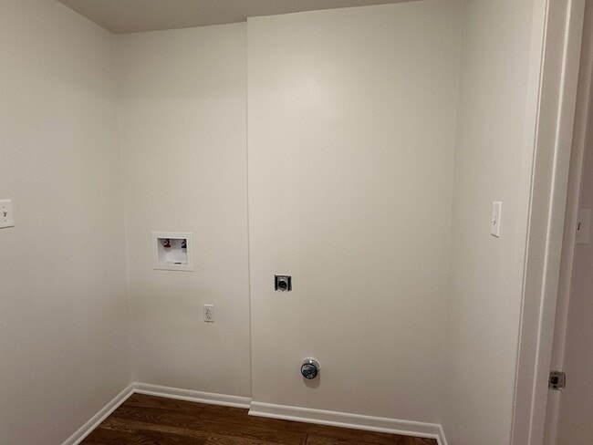 Building Photo - 204 Meadow Ln