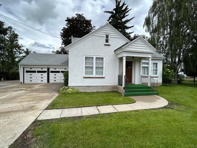 Building Photo - Fully furnished 3 bed 2 bath in Hamilton