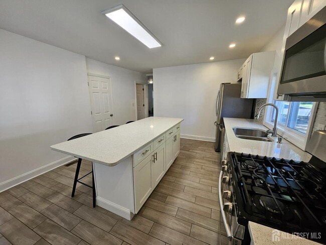 Building Photo - 60 6th Ave