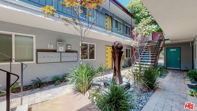 Building Photo - 10333 Santa Monica Blvd