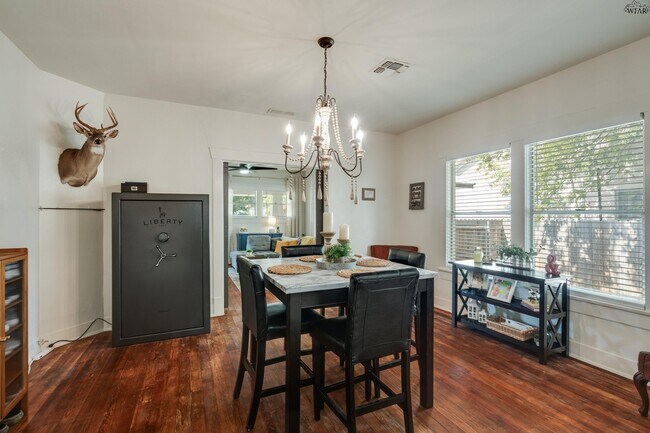 Building Photo - 1113 Taylor St