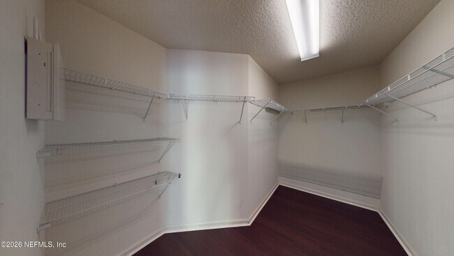 Building Photo - 1063 Collinswood Dr W