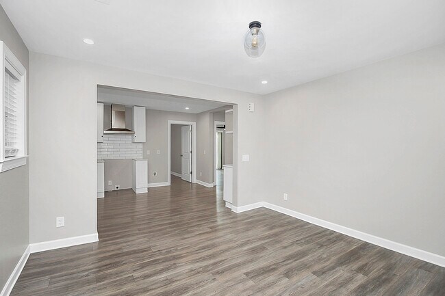 Building Photo - 4044 Dinglewood Ave