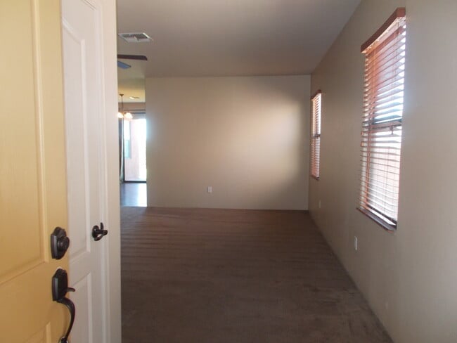 Building Photo - 4 Bedroom Home