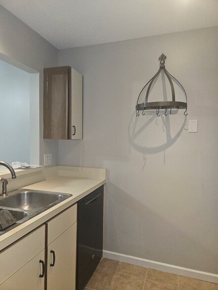 Kitchen - 8300 Plaza Gate Ln