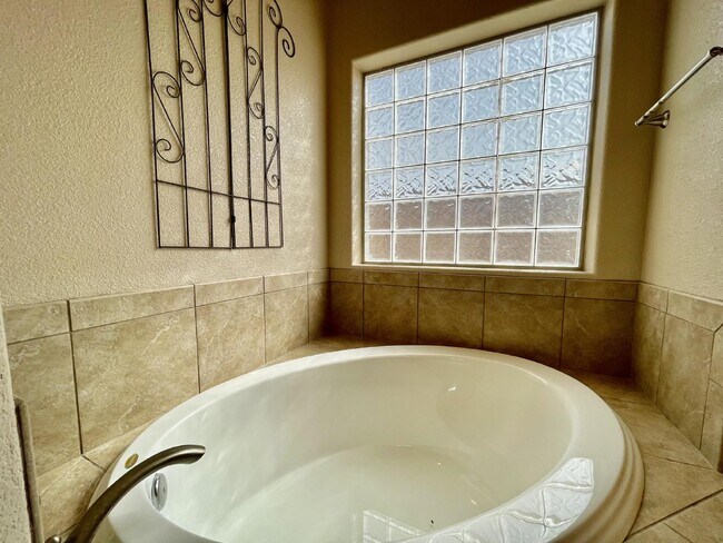 Building Photo - BHCRENT.COM Golf Course Living - Gated Com...