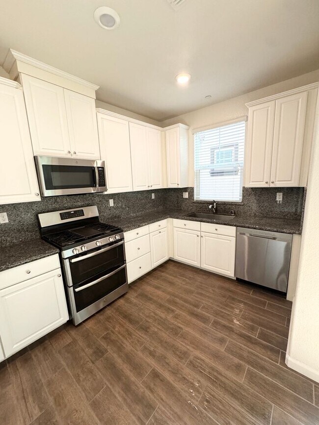 Building Photo - 3 Bed / 2.5 Bath Solar Home with Patio – Roseville – Available Now SEE VIDEO