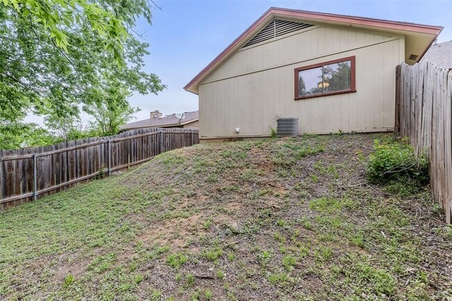 Building Photo - 618 Rollingway Dr