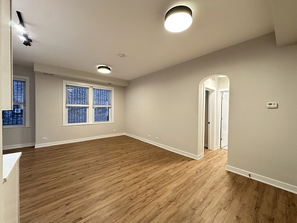 Building Photo - 643 W Wrightwood Ave