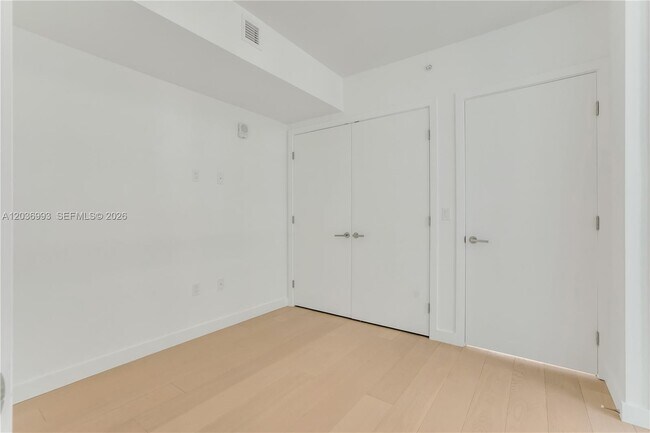 Building Photo - 9221 E Bay Harbor Dr
