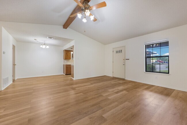 Building Photo - Spacious 2/1 Duplex in Central Taylor, Tx