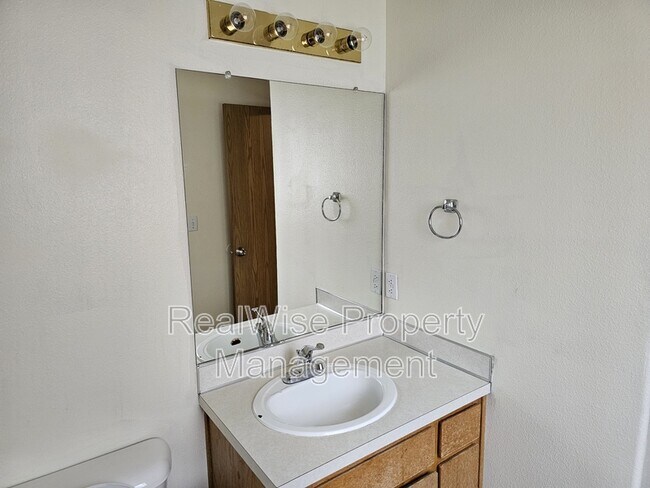 Building Photo - 6101 NE 44th Cir