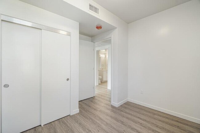 Building Photo - New Contemporary Sunny Apartment With Views