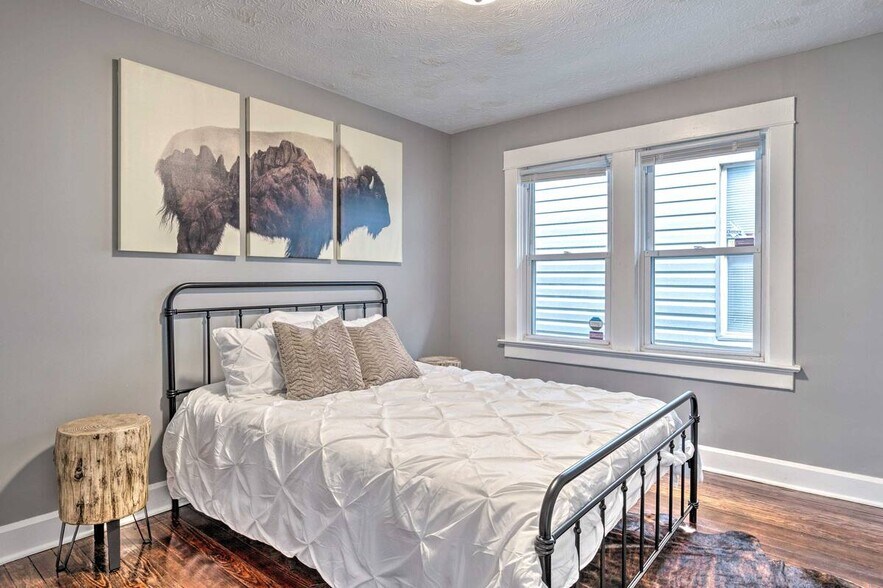 Bedroom 2 - 2460 Bond St