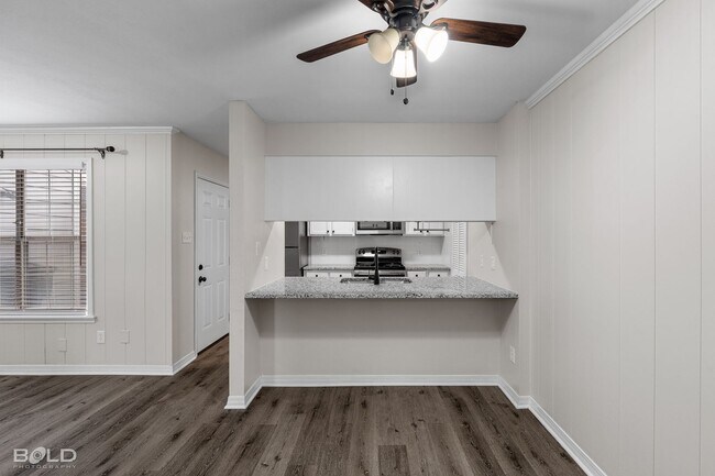 Building Photo - 3 bed 2 bath Town House