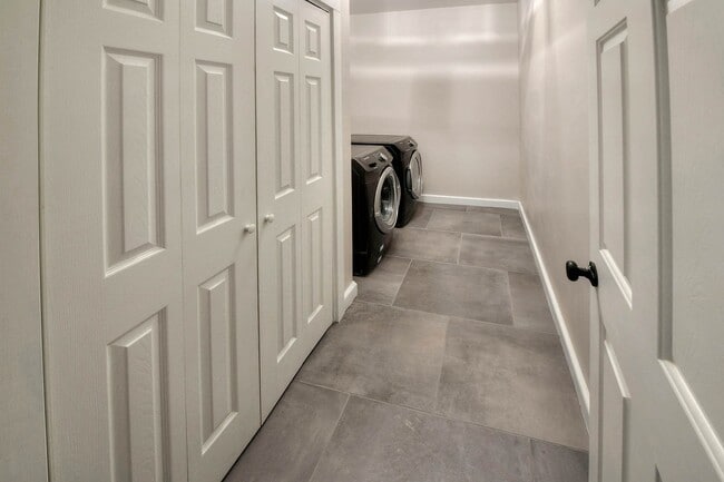 Building Photo - PRE-LEASE AUGUST 2026 - 4/4 HOUSE 3 BLOCKS FROM UA