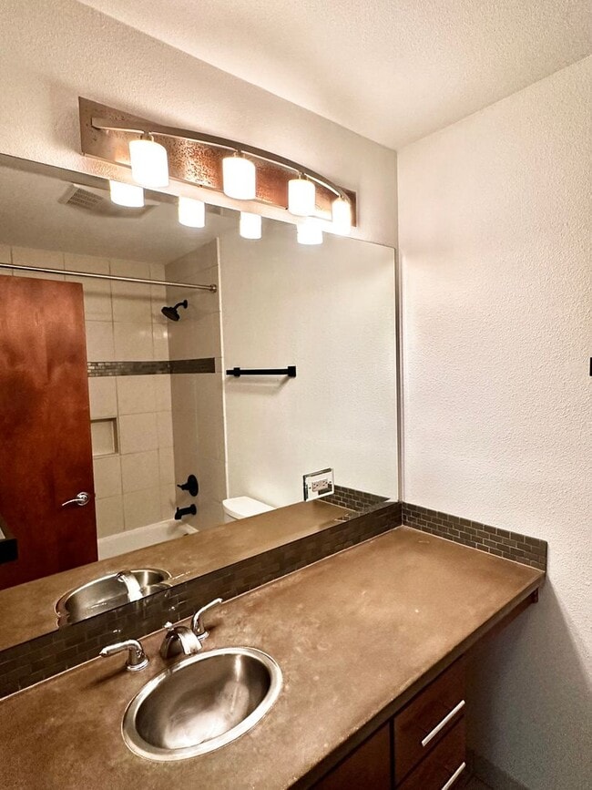 Building Photo - Prime Location Condo: Bright 1 Bed, 1 Bath...