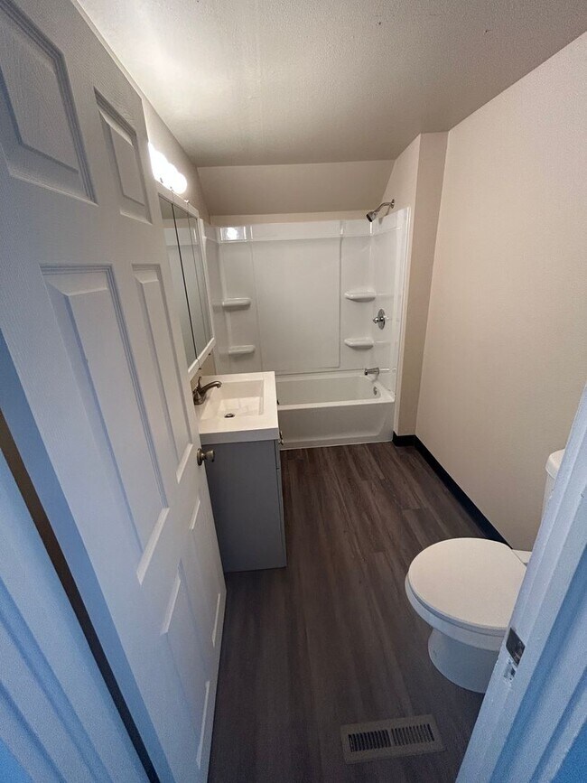 Building Photo - Beautifully renovated 3bedroom/2 bath house. 1/2 off 1st month's rent!