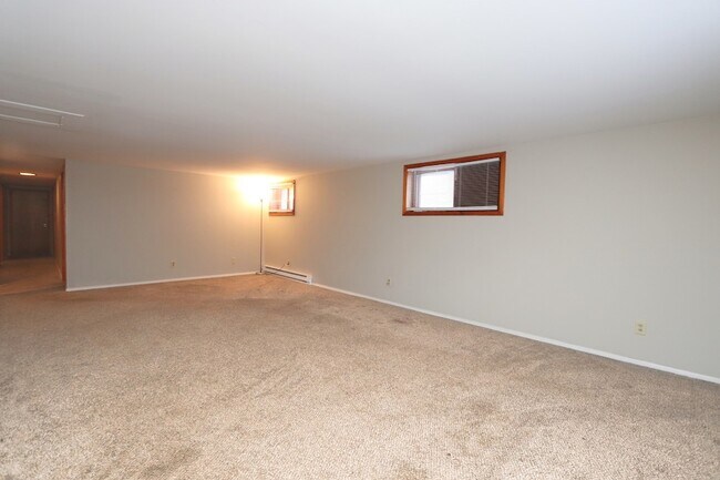 Building Photo - 322 Maple Dr