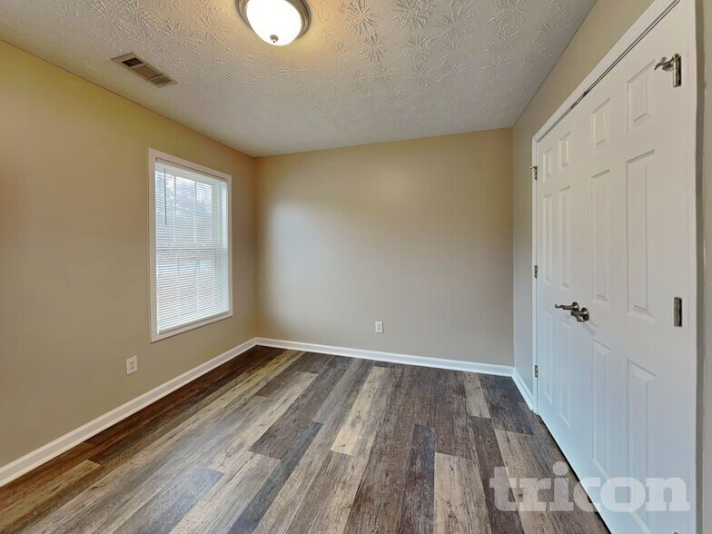 Building Photo - 401 Breeze Way