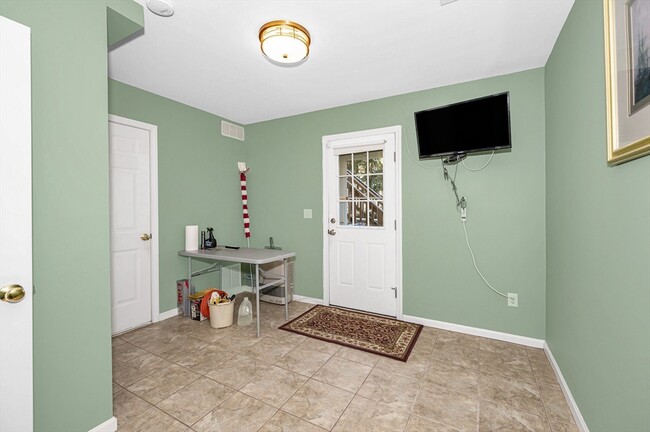 Building Photo - 262 Littleton Rd