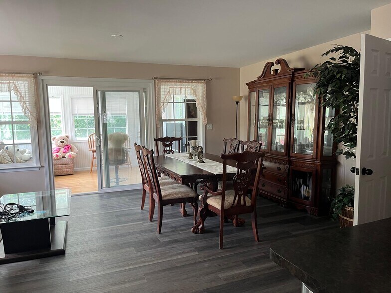 Dining area - 199 Rumbling Rock Rd