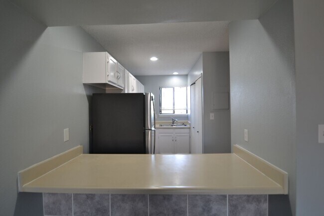Building Photo - Available NOW, 2 bedroom townhome w/ AC - ...