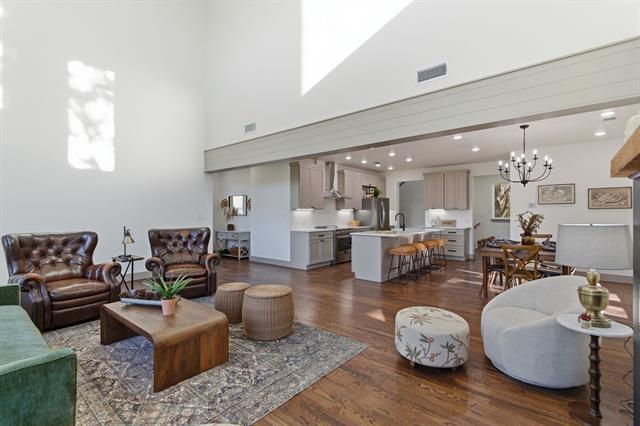 Building Photo - 819 Dubois St