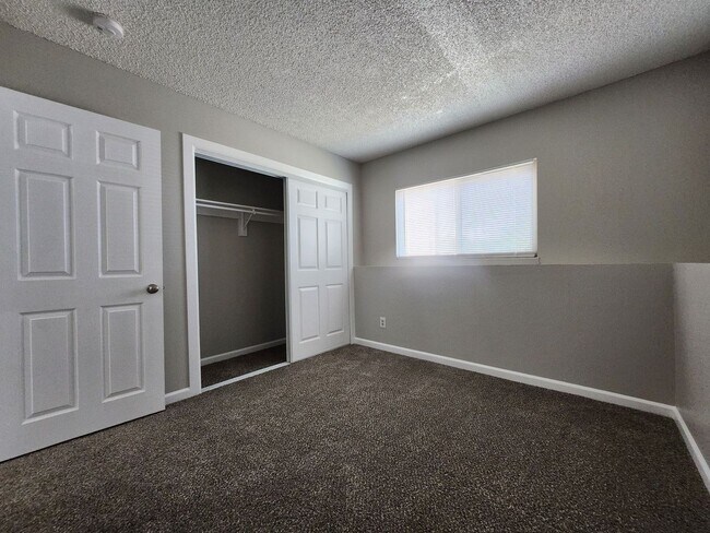 Building Photo - 2922 Straus Ln