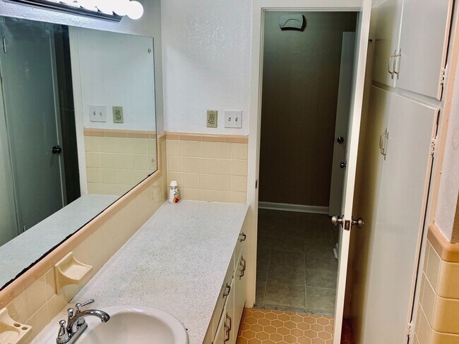 Building Photo - Immaculate home in Broadmoor