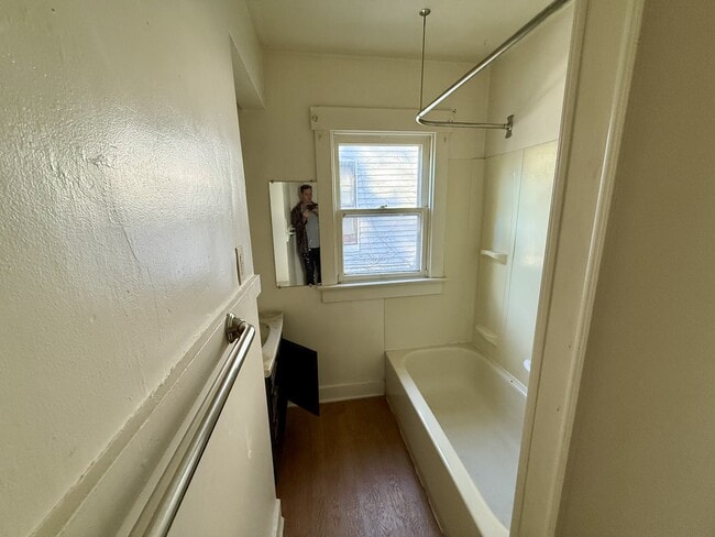 Building Photo - 44 E Parkwood Dr