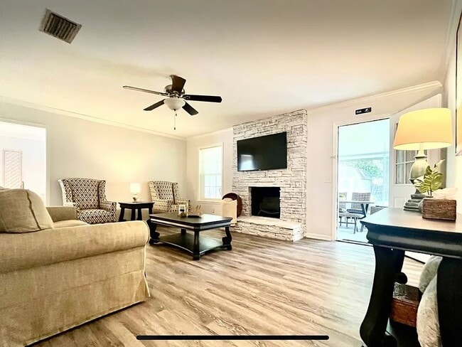 Primary Photo - 114 N Palm Dr