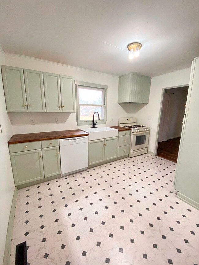 Building Photo - 205 Hickory Ave