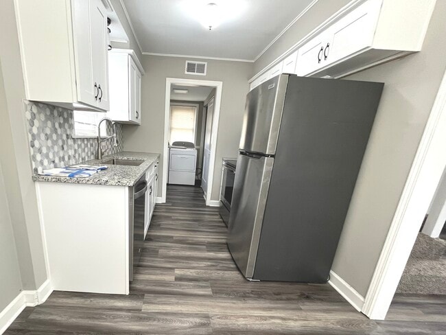 Building Photo - 805 S Norbury Ave