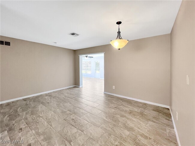 Building Photo - 2210 Parkview Dr