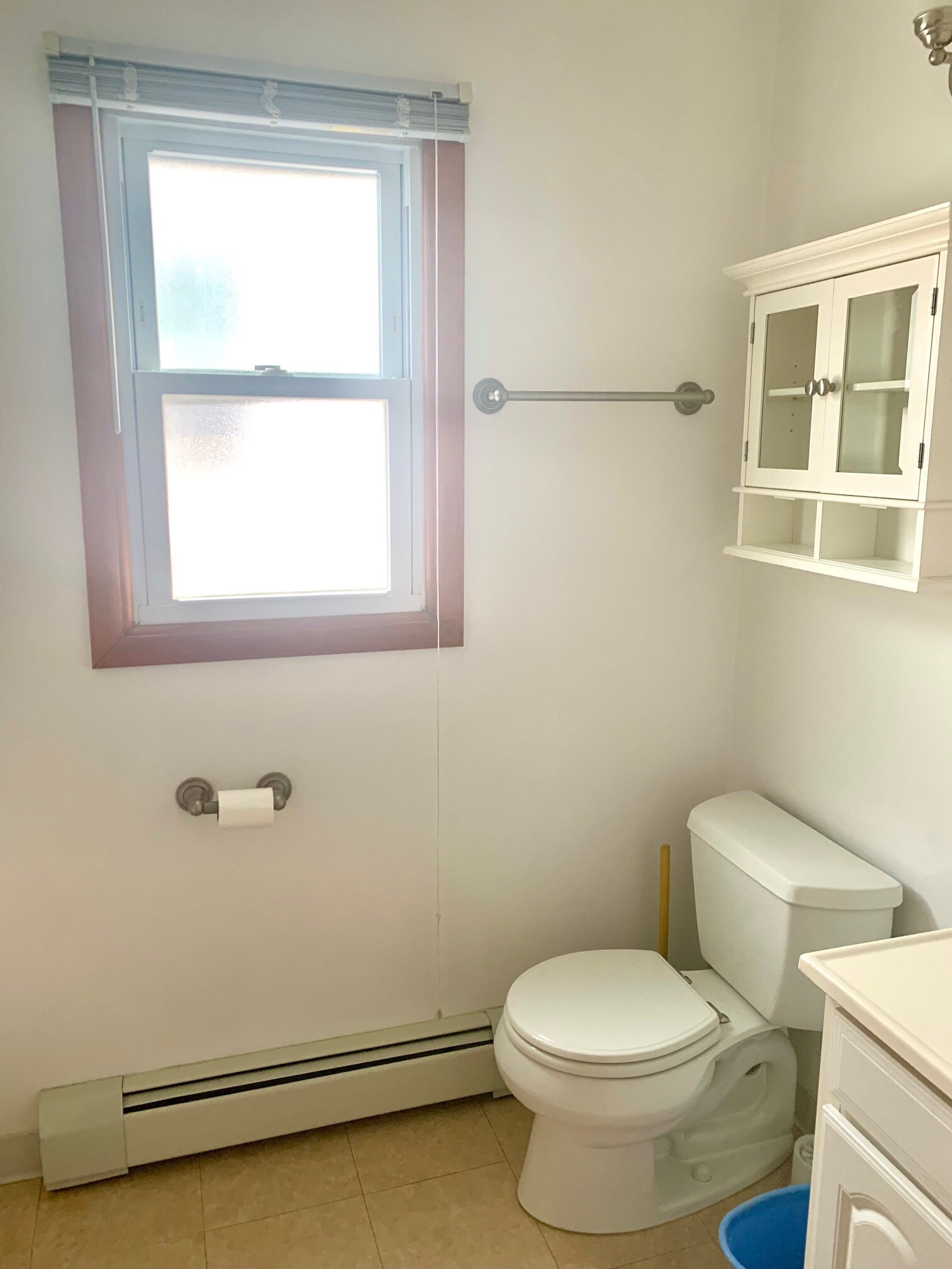 Full Hall Bath - 203 5th St