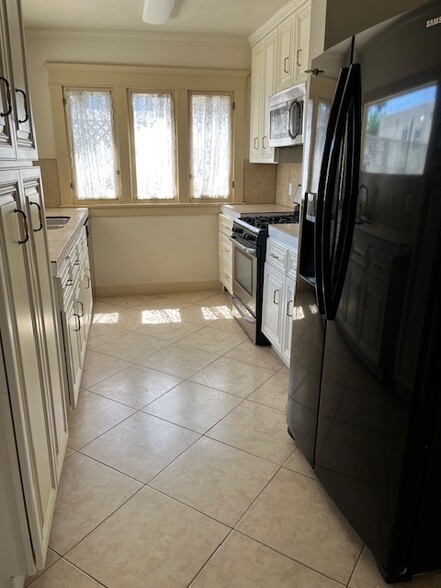 kitchen - 4201 El Dorado St
