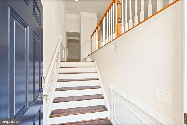 Building Photo - 7056 Courtyard Way