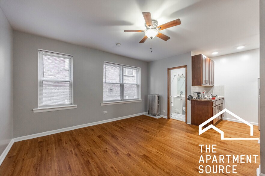 Primary Photo - 4240 N Kenmore Ave