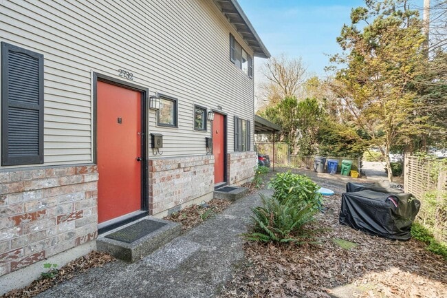 Building Photo - $500 move-in special! Well-maintained 2-bdrm/1-bath unit in triplex—On-site laundry, off-street p...