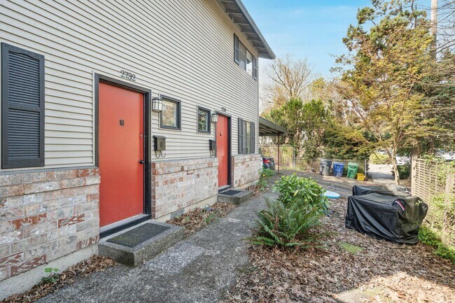 Building Photo - Well-maintained 2-bdrm/1-bath unit in tri-plex—On-site laundry, off-street parking, storage