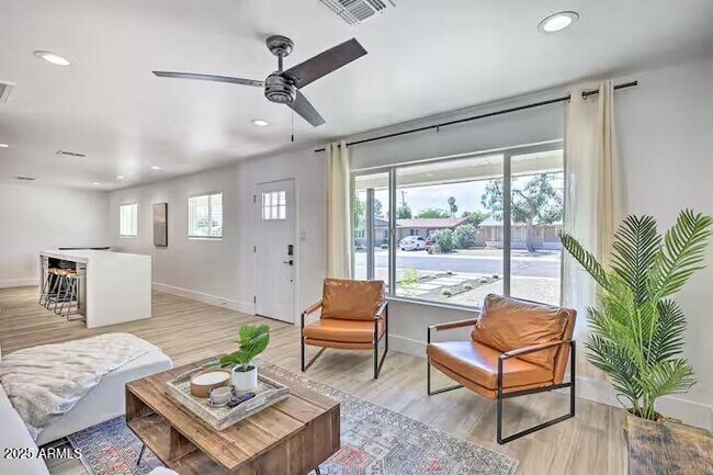 Building Photo - 310 E Papago Dr