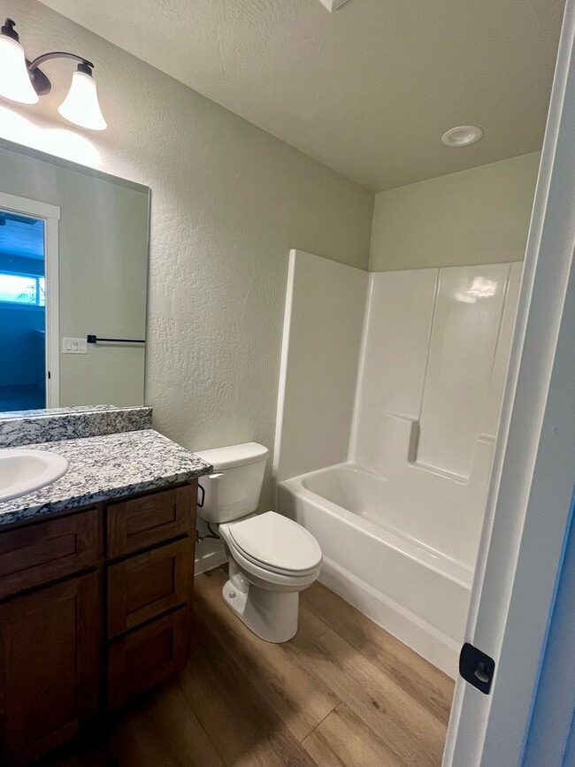 Building Photo - Newer Central Point 3 Bedroom / 2.5 Bath with views of the Table Rock