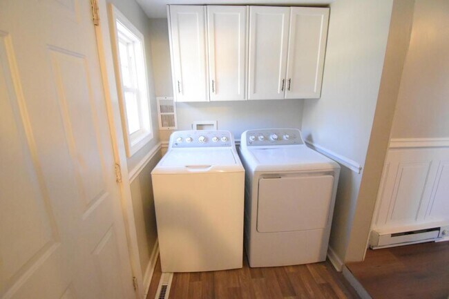 Building Photo - 337 Fox St SW