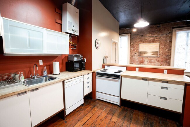 Building Photo - 422 1st St