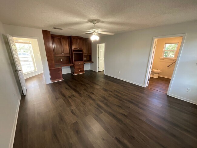 Building Photo - Beautiful 4/2 Frame Home in Marianna on Well