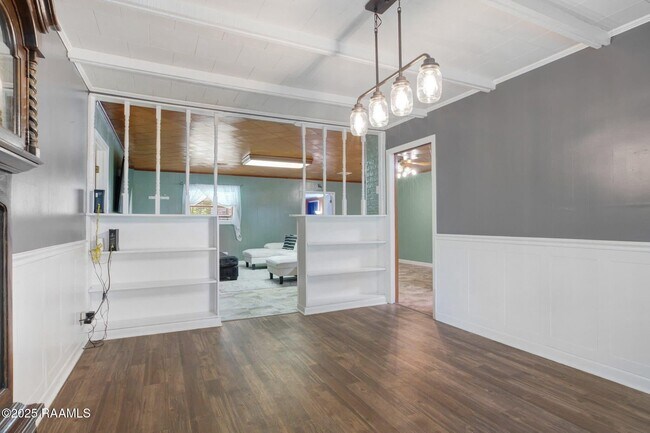 Building Photo - 681 Emar Dr